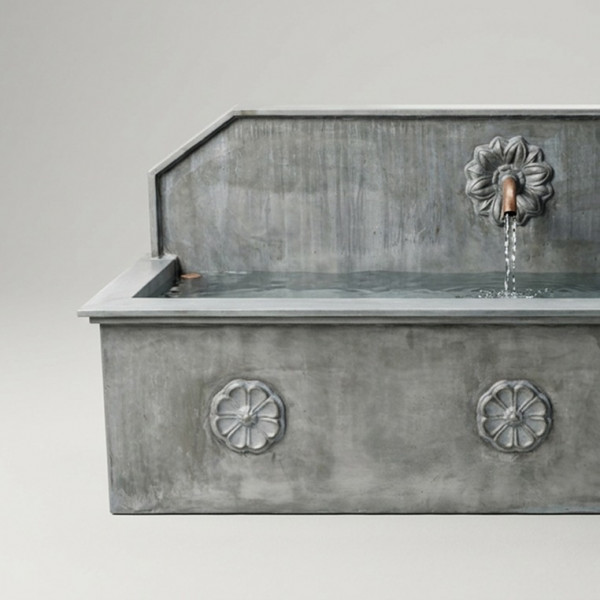 Fontaine et habillage en zinc