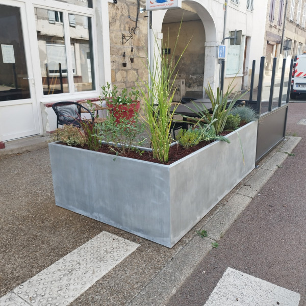 FABRICATION JARDINIERES ZINC EN L POUR LE RESTAURANT LE SAINT MARTINEZ A BEAUJEU