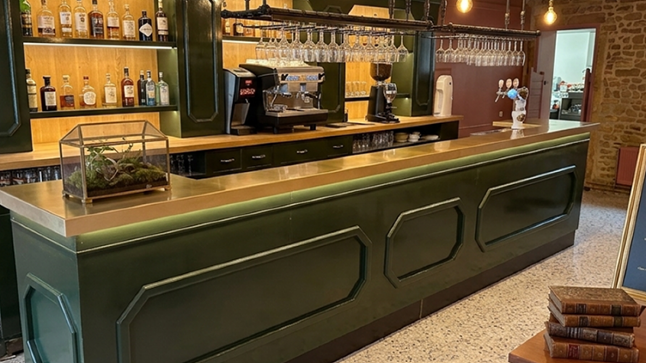 Réalisation d’un comptoir en zinc pour un restaurant de Belleville-en-Beaujolais (69220)