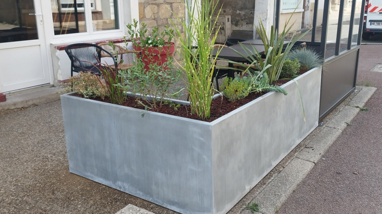FABRICATION JARDINIERES ZINC EN L POUR LE RESTAURANT LE SAINT MARTINEZ A BEAUJEU