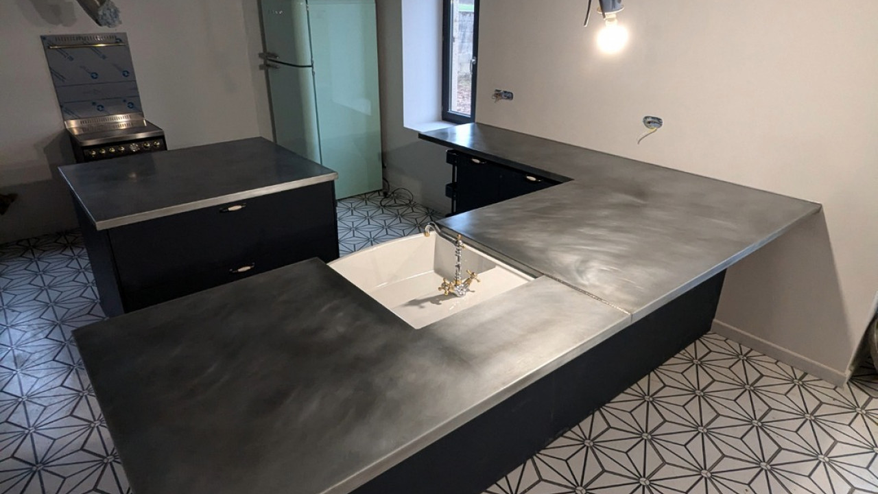 Fabrication d'un plan de travail avec ilot central en zinc pour un particulier en Isère (38)
