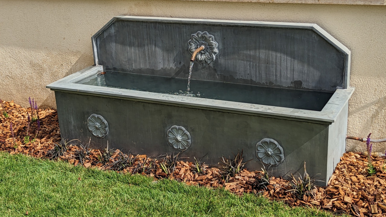 fabrication d'une fontaine zinc avec pompe exterieur