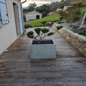 Bac a fleur intégré dans un terrasse bois avec système d’arrosage automatique. 69 (Rhône)