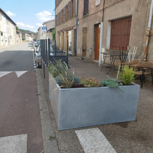 FABRICATION JARDINIERES ZINC EN L POUR LE RESTAURANT LE SAINT MARTINEZ A BEAUJEU